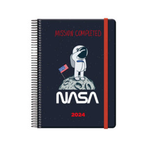Dohe Nasa Agenda Anual - Dia Pagina - Cierre con Goma Elastica - Sabado y Domingo misma Pagina - Tamaño 15x21cm
